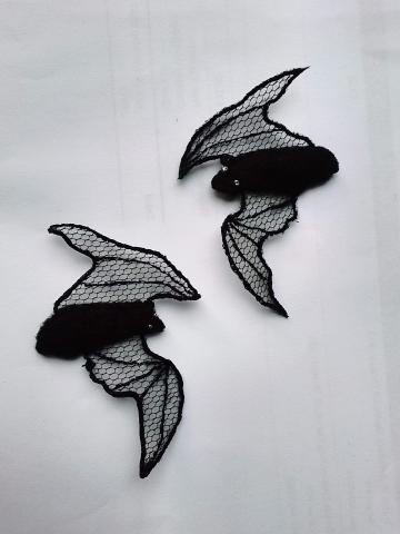 I've put the bats on a white background so it's easier to see that their wings are made of tulle. They have shiny eyes.