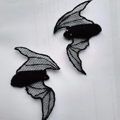 I've put the bats on a white background so it's easier to see that their wings are made of tulle. They have shiny eyes.